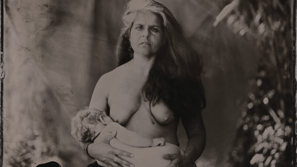 isa-mother-crying-motherhood-initiation-sacred-portrait-portugal-mothers-of-the-earth_schmal