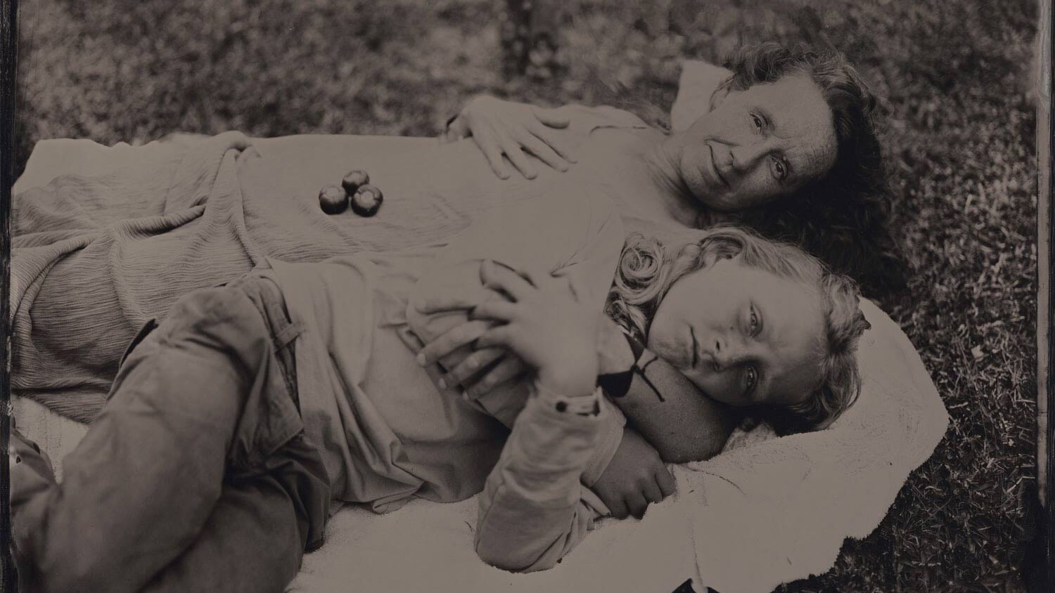 isabelle-penedo-motherhood-portugal-mothers-of-the-earth_schmal