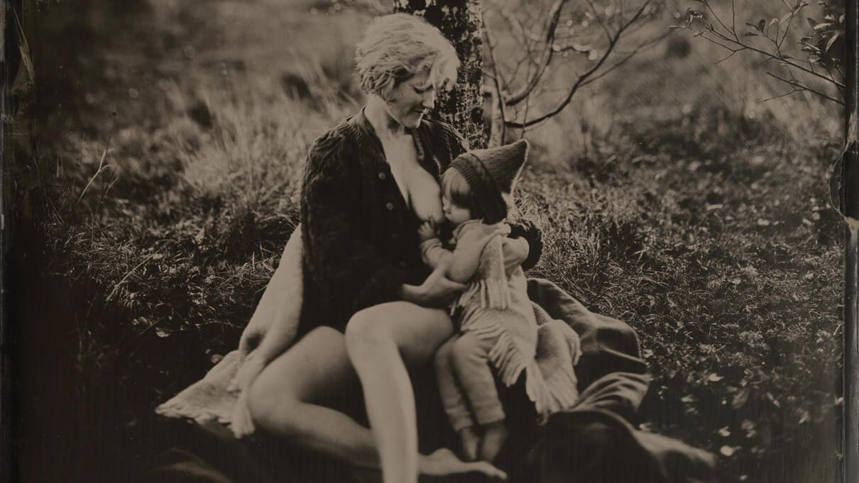 jan-mother-breastfeeding-sitting-tree-ireland-mothers-of-the-earth_schmal