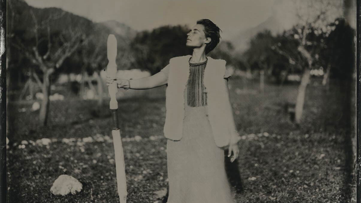 nadine-the-great-mother-standing-in-the-light-mothers-of-the-earth-mallorca_schmal